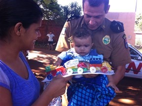 Mãe se encontra com policial que a orientou, por telefone, a salvar bebê que se engasgou